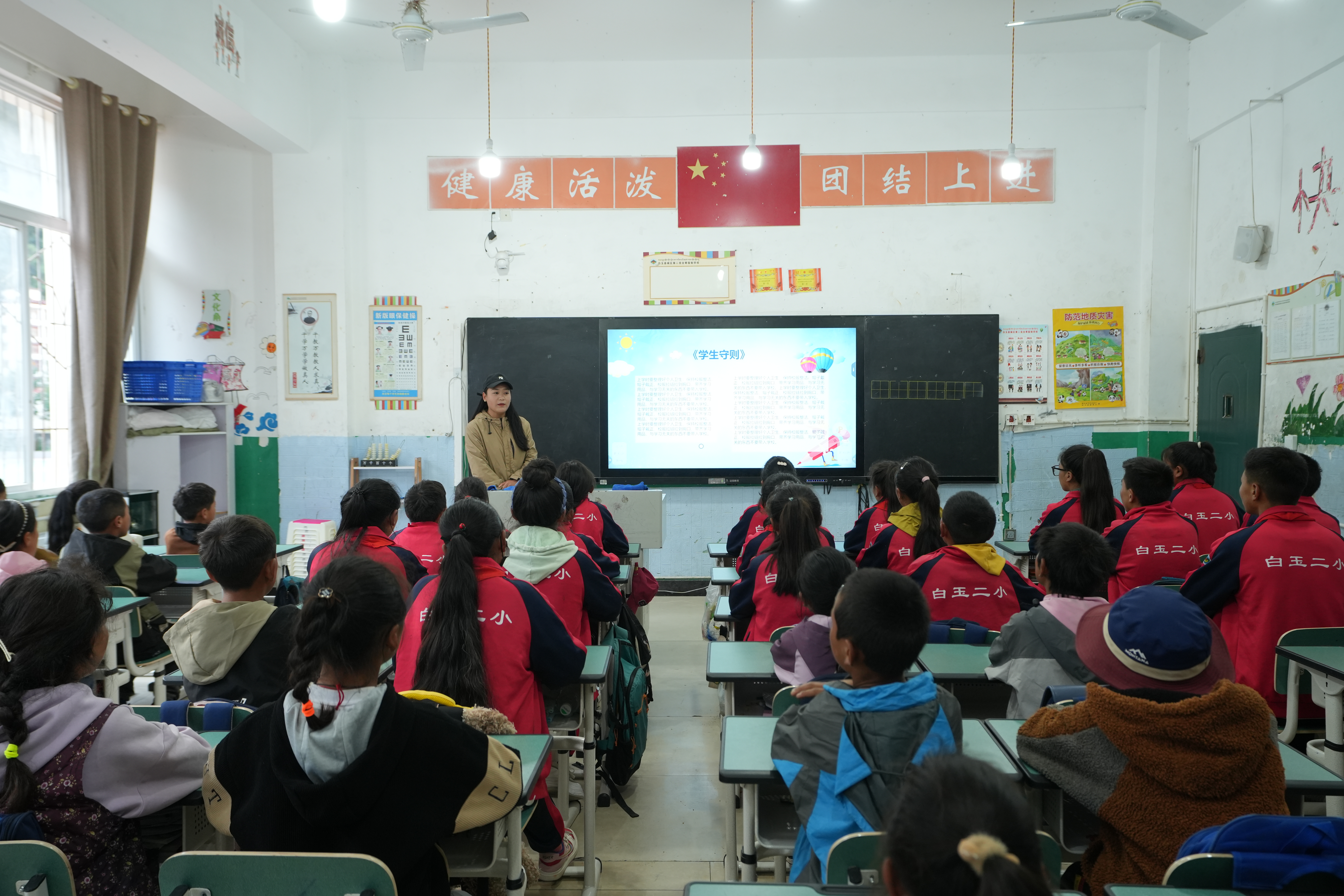 捐建白玉縣電教室，改善基礎(chǔ)教學(xué)條件